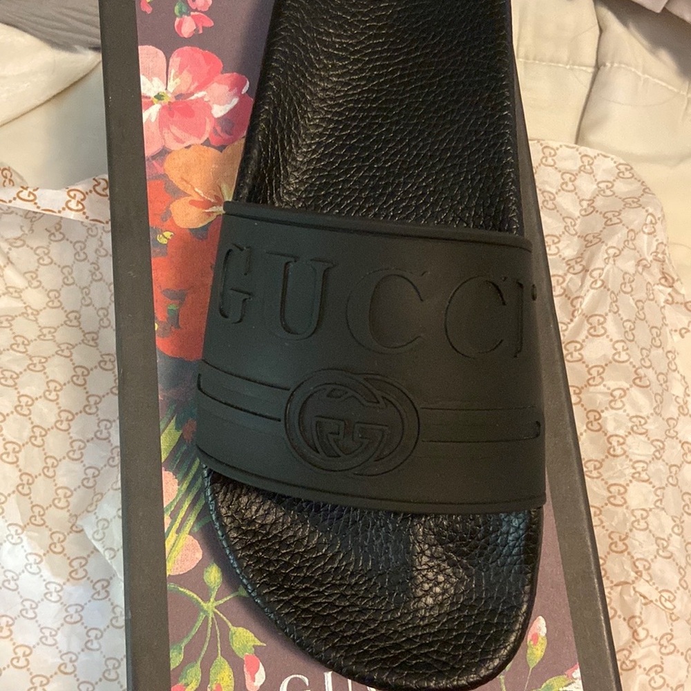 slides "Gucci"